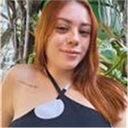 Soy profesora de portugués enfocada en la comunicación real y doy clases a personas que quieren aprender sim complicaciones.