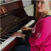 Laureata impartisce lezioni di italiano per scuola primaria, secondaria di primo grado e secondo grado