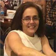 Profesora infantil da clases a niños en edad preescolar de lectura y escritura