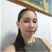 Joven estudiantes imparte clases a niños de todas las edades