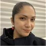 Profesora de Español que imparte clases a niños