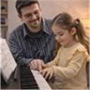 Clases de piano, guitarra, ukelele, canto, caja flamenca y batería en casa y Online.