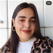 Profesora titulada en diseño gráfico, marketing y arte.