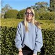 Profesora de inglés a niños de primaria. Tengo vasta experiencia de trabajo con niños en colegios y de clases de apoyo particular. Muy buen nivel de inglés y también puedo ayudar con demás asignaturas