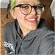 Estudiante universitaria alegre y divertida que ayuda y cuida de los más pequeños de la mejor forma