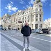 Masoterapeuta deportivo enfocado en masaje pre competición post competición descarga muscular