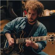 Diplomato in Chitarra jazz al Conservatorio Licinio Refice di Frosinone impartisce lezioni individuali di Chitarra