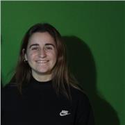 Profesor de repaso de niños en la primaria