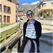 Estudiante de universidad da clases de matemáticas de primaria