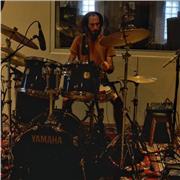 Clases de percusión (congas, bongó, timbal, cajón peruano, bombo legüero) y batería. Online y presencial