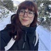 Estudiante universitaria con experiencia de apoyo educativo en proyectos de voluntariado que adora tanto enseñar como cuidar niñxs