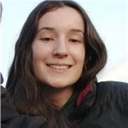 Profesora de matematicas imparte clase a niños hasta los 11 años