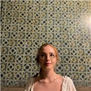 Studentessa universitaria di lettere classiche e scienze della formazione offre lezioni online per materie umanistiche