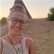 Insegnante di scuola secondaria di primo grado, impartisce lezioni a studenti di scuola elementare e media