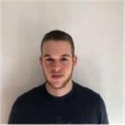 Estudiante de último año de economía, buena conexión con los niños