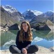 Estudiante de Derecho y ADE en quinto curso con un buen nivel de Inglés, amante de los niños