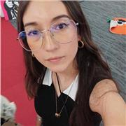 Maestra de diseño de moda creativa, paciente y dedicada, con habilidades para enseñar diseño de modas, motivando a los estudiantes