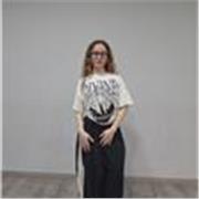 Frofesora y estudiante de Danzas urbanas imparte clases de Baila a niños y niñas.