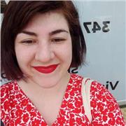 Insegnante impartisce lezioni private di pittura e disegno artistico