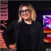 Profesora de inglés imparte clases conversacionales para adultos
