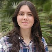 Profesora de apoyo escolar con métodos prácticos y visuales que motivan al alumno