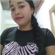 Auxiliar de lenguas castellanas dicta clase a niños de todas las edades