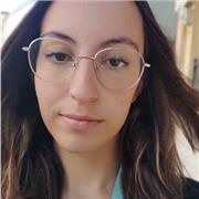 Estudiante de educación primaria e infantil apta para reforzar materias