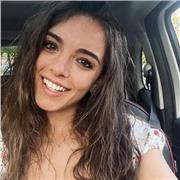 Laureata magistrale in Economia con esperienza professionale e di insegnamento.