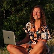 Lehrerin und Mathe-Tutorin, die allen Kindern allen Altersstufen Nachhilfe gibt