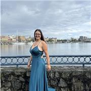 Graduada en de bachillerato en Canadá, dos años viviendo allí