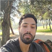 Profesor de español dicta clases a alumnos de todas mas edades