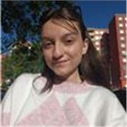 Estudiante de universidad imparte clases a alumnos de primaria y de secundaria