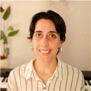 Profesora de Piano con amplia experiencia y formación en todos los Niveles y Estilos musicales. Clases Online