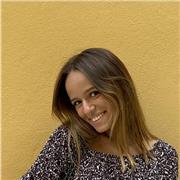 Studentessa universitaria che offre lezioni private per le materie umanistiche per le scuole superiori e per tutte le materie per le elementari e medie