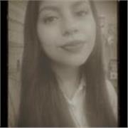 Profesora de inglés imparte clase a niños, y jóvenes de todas las edades