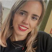 profesor de química imparte clases a niños de todas las edades