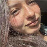 Chica aplicada apta para ayudar a niños que tengan dificultad en asignaturas troncales