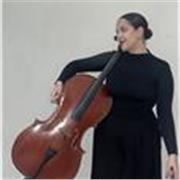 Profesora de violonchelo orientada tanto a la iniciación y preparación de pruebas de acceso como al estudio profesional