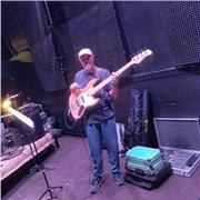 Soy bajista profesional, llevo dando clases mucho tiempo me encanta enseñar y me adapto a lo que el alumno necesita, desde técnica, lectura, Groove, rutinas de estudio tec