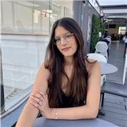 Me defino como una persona muy ambiciosa, me gusta mucho ayudar a la gente, soy una persona amable, simpática, transparente, muy educada, me gustan mucho los niños y ayudarlos ya que ellos siempre te van a enseñar cosas y puedes aprender de ellos. Me gust