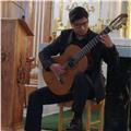 Profesor imparte clases de guitarra clásica, tanto presencial como online