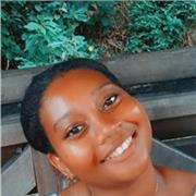 Étudiante donne cours de soutien scolaire aux jeunes de la primaire au collège