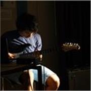 Músico profesional da clases de guitarra presenciales y online a todos los niveles y edades