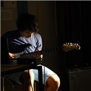 Músico profesional da clases de guitarra presenciales y online a todos los niveles y edades