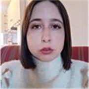 Diplomata in lingue e laureta in Scienze della Comunicazione