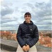 Diplomato in Finanza e Marketing e prossimo alla laurea in Mediazione linguistica (cert. FIRST)