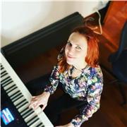 Insegnante con esperienza pluriennale impartisce lezioni (anche online) di pianoforte e/teoria e solfeggio, armonia base