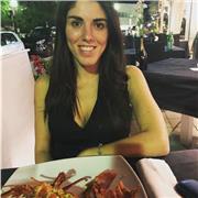 Docente impartisce lezioni di chimica per studenti di tutte le età