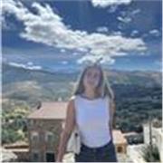 Soy una chica responsable, cercana y muy acogedora. Domino el Ingles y el Francés a la perfección.