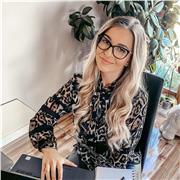 I’m an online tutor helping professionals and students build confidence and master engaging presentations skills and delivery.